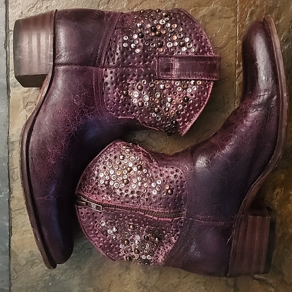 FRYE Distressed Leather Deborah Studded Ankle Boots. Size: 7 - Picture 5 of 12